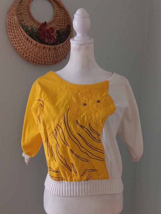 Vintage Tops - Vintage Yellow and Cream Tiger Graphic Top